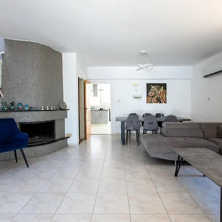 Gaia - 4 Bedroom House In * Larnaca