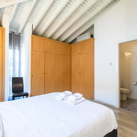 Gaia - 4 Bedroom House In